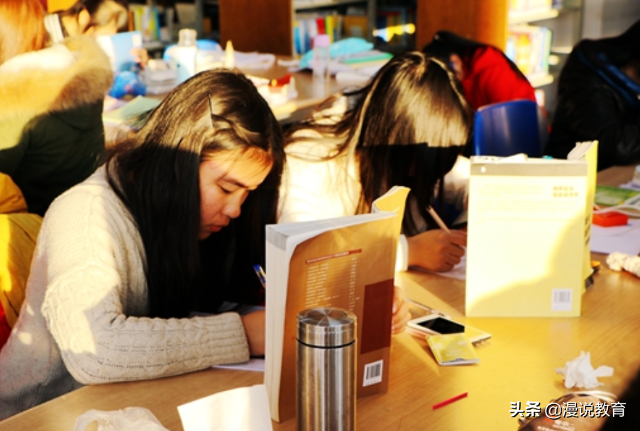 大学生每月生活费1000元，到底够不够用？看了大学生开支就明白