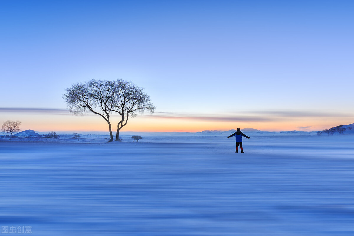 时光未央，静候流年，提笔万水千山，落纸红尘万卷