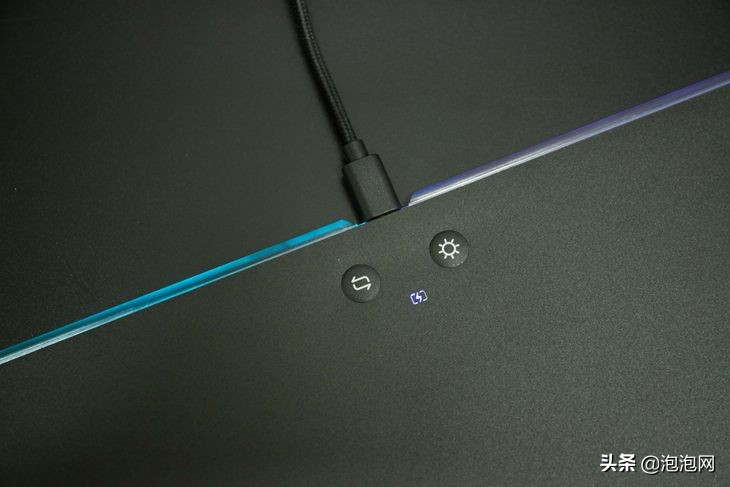 酷炫灯效+无线充电 雷柏V10 RGB鼠标垫评测