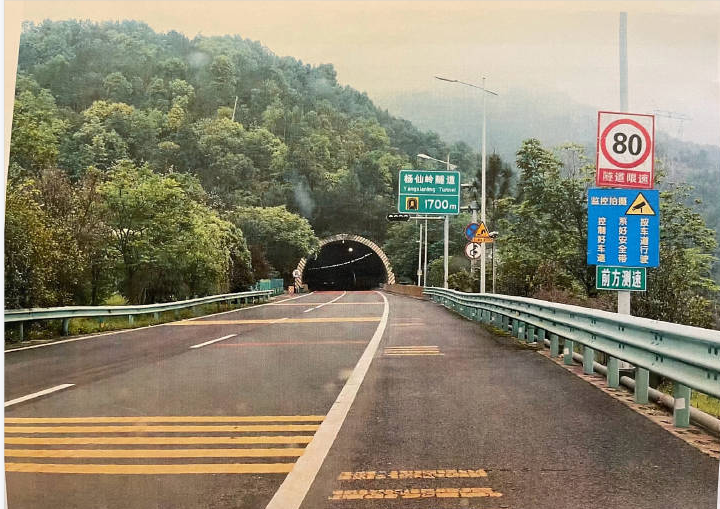 高速路150米内三个限速牌，前两个限速100第三个80，律师超速被罚，起诉交警大队限速标识混乱误导人