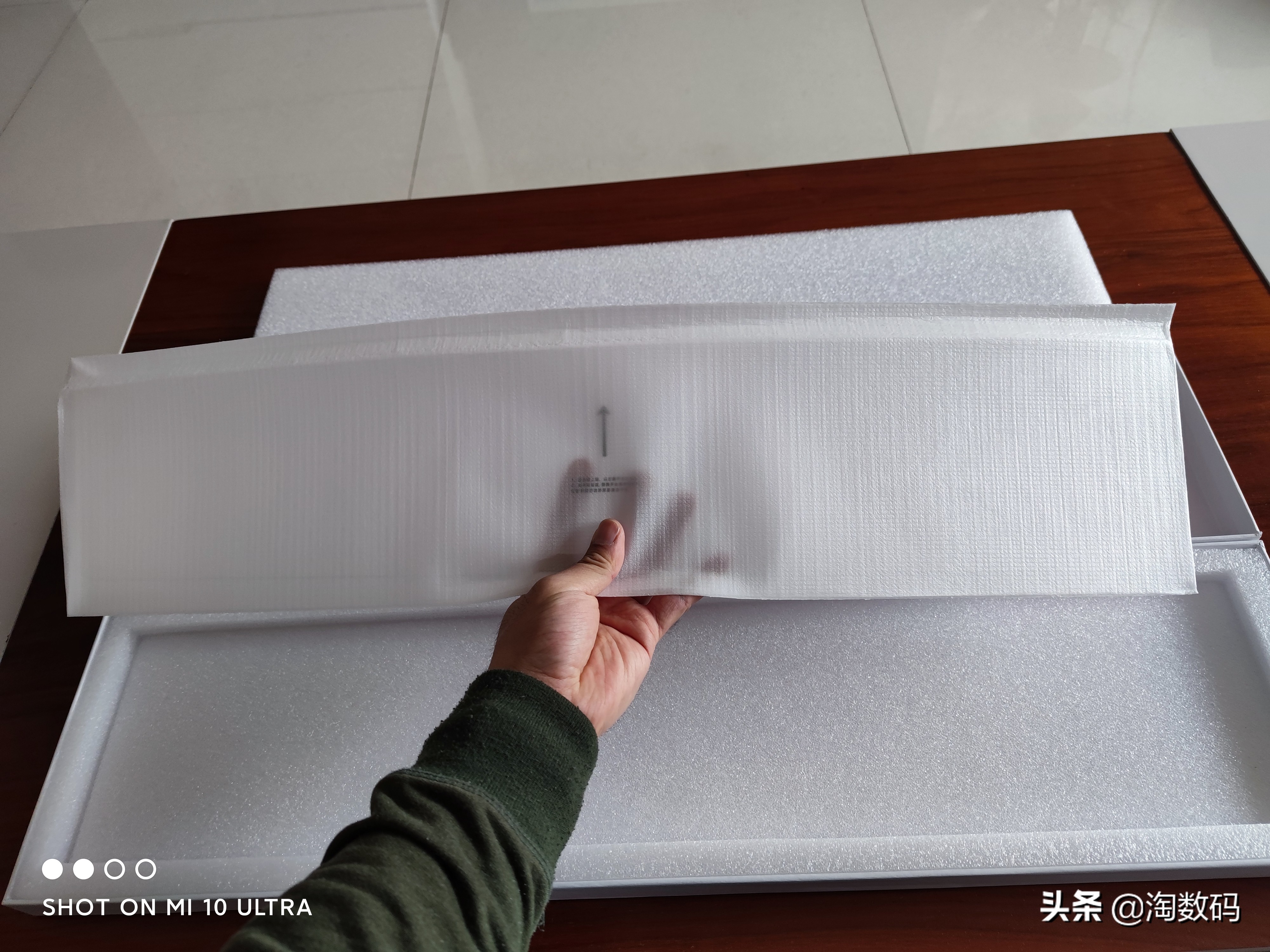 是屏幕就要贴个膜：2021款E300L廉价百元钢化膜安装实测