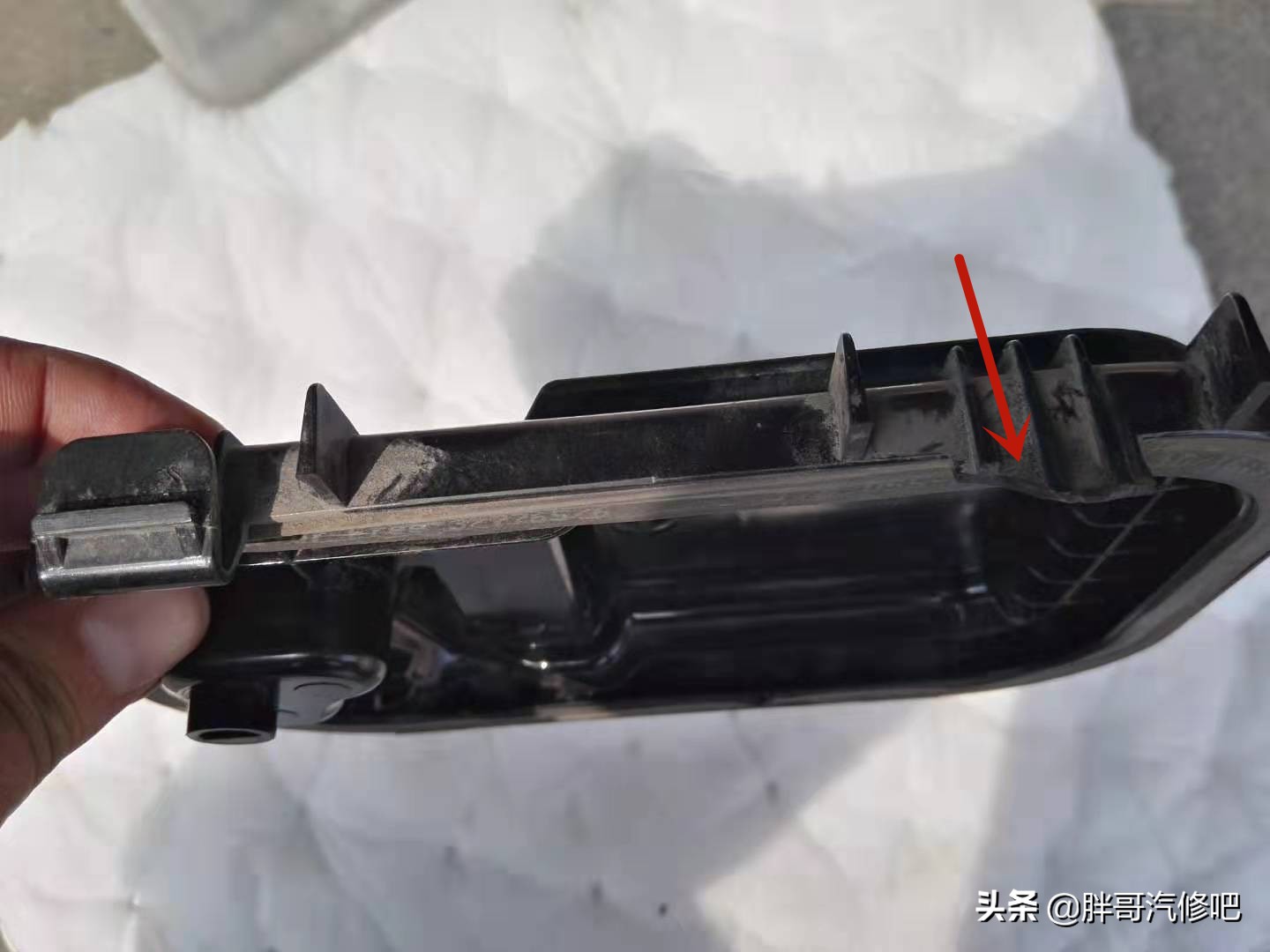 奥迪发动机漏油，刹车真空泵维修，热车启动困难更换碳罐电磁阀