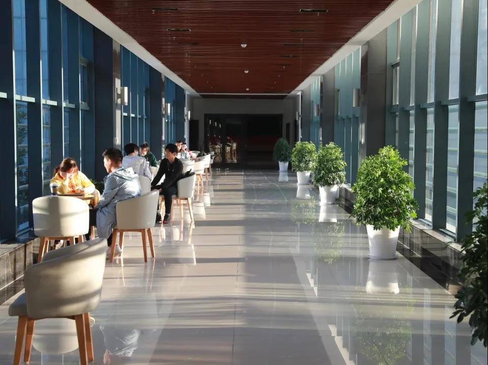 陕西最“豪华”大学之一！坐拥4大“网红”食堂，游泳馆、商业街一应俱全！