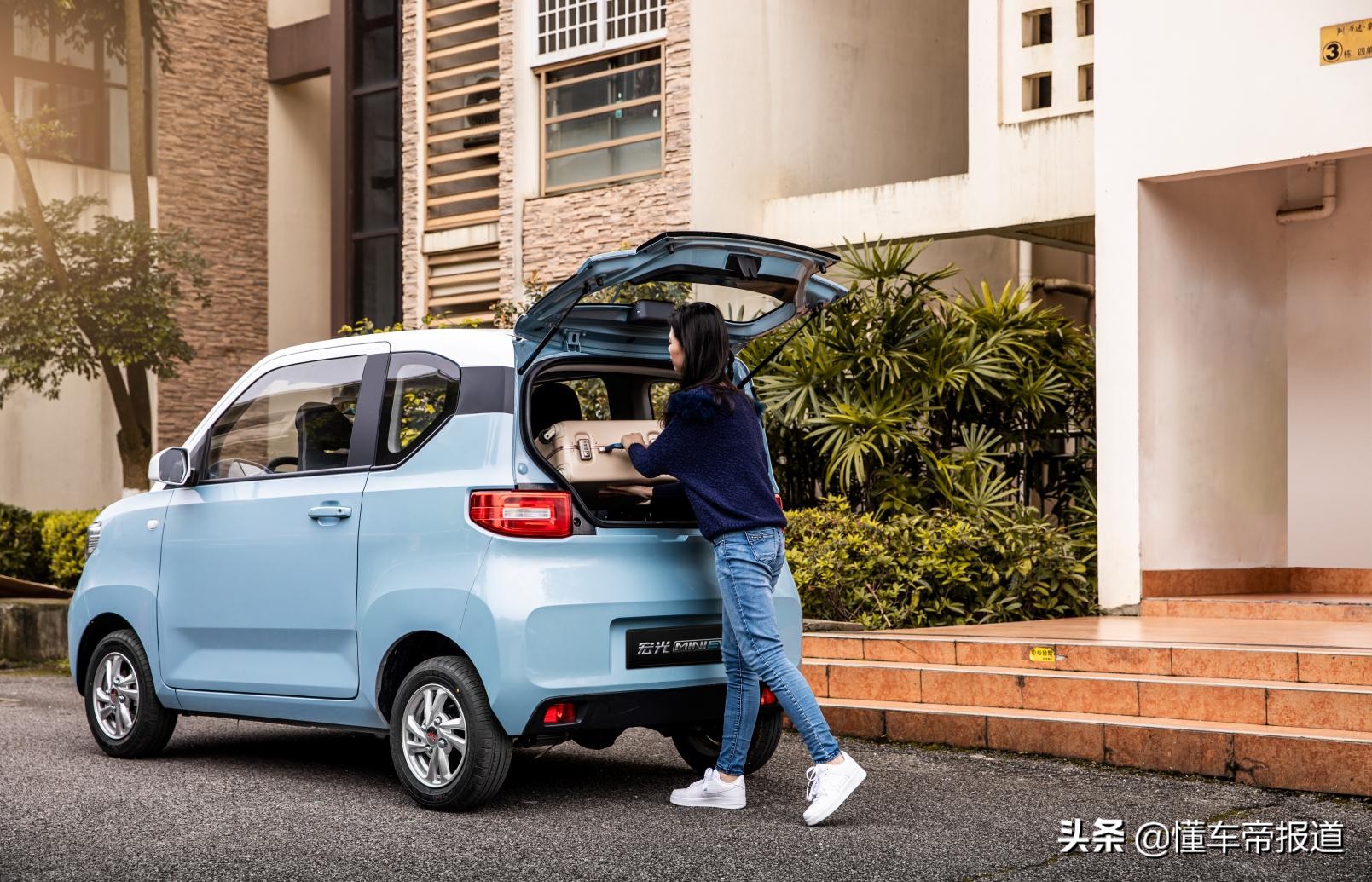 观察 |“碰瓷”豪车、争议不断，你会不会买“低速电动车”？