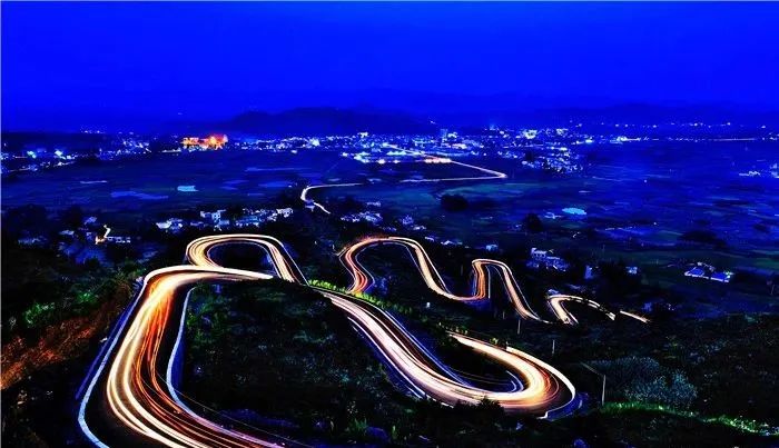 看了独山县举债400亿造出的东西，我三观尽毁