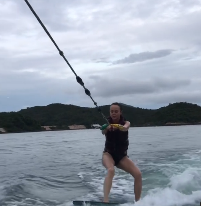 曾无力偿还20万破产，44岁韩君婷近况曝光，出海冲浪吃大餐太惬意