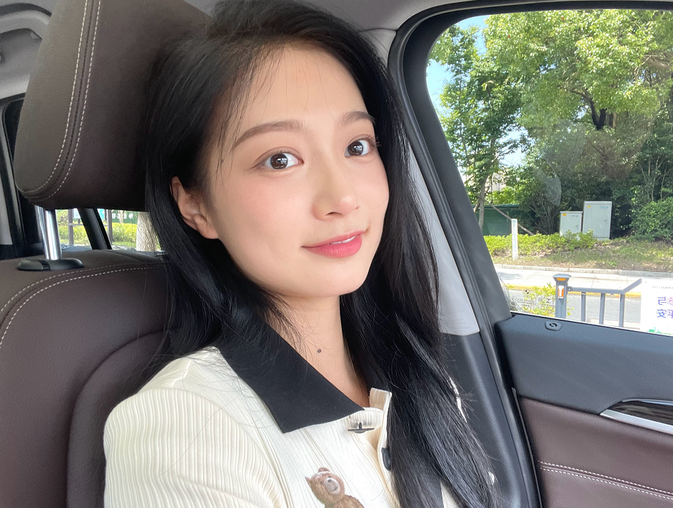 被誉“董卿第二”，开学典礼上再次领诵，传媒校花冯琳有何背景？