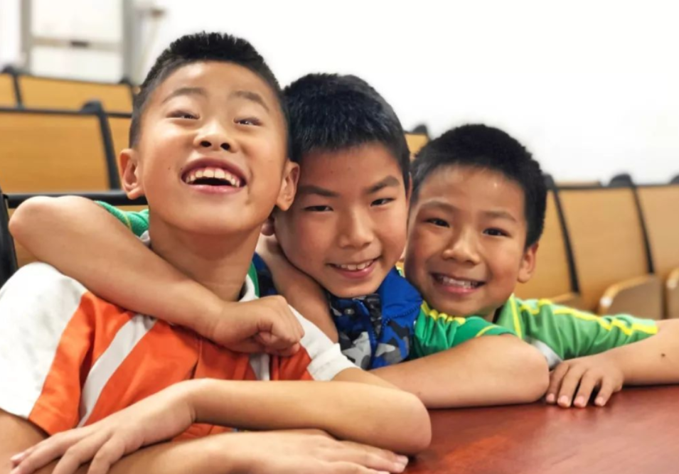 孩子因“太出彩”被同学孤立，该扮冷傲还是去讨好？家长要拎清