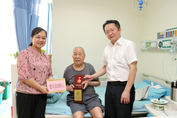 广西卫生职业技术学院在中华人民共和国成立70周年之际开展走访慰问老干部、老党员活动