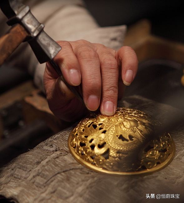 古法黄金手镯,周大福与老凤祥都有,古在哪里,值得买吗?(下)