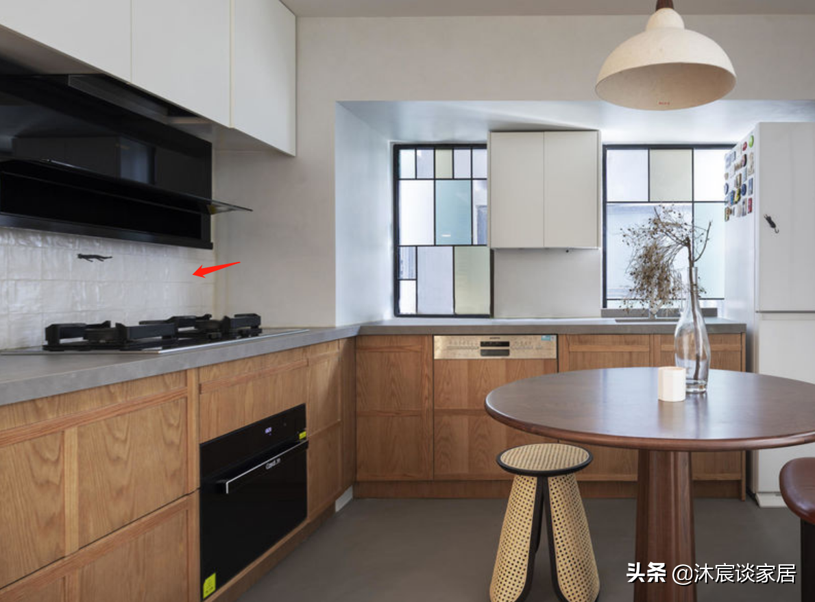 她买下46㎡小屋，装成侘寂风，家徒四壁的那种，想不到住着很舒适