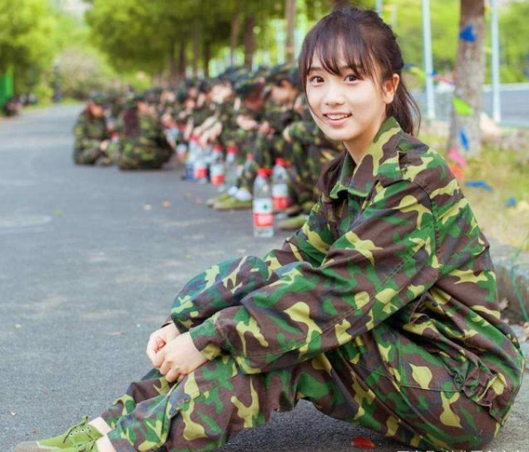 大一新生开学，军训需要带这4样东西，别说学姐没提醒你