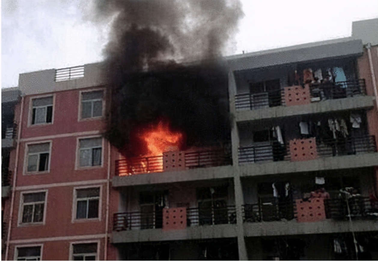 大学女生宿舍突击检查，“违禁品”层出不穷，堪比小型杂货铺