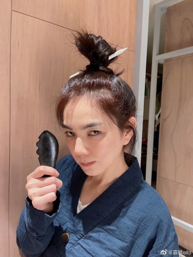 Ella晒与老公相爱相杀日常，怒批老公熬夜打游戏后，贴心帮其刮痧