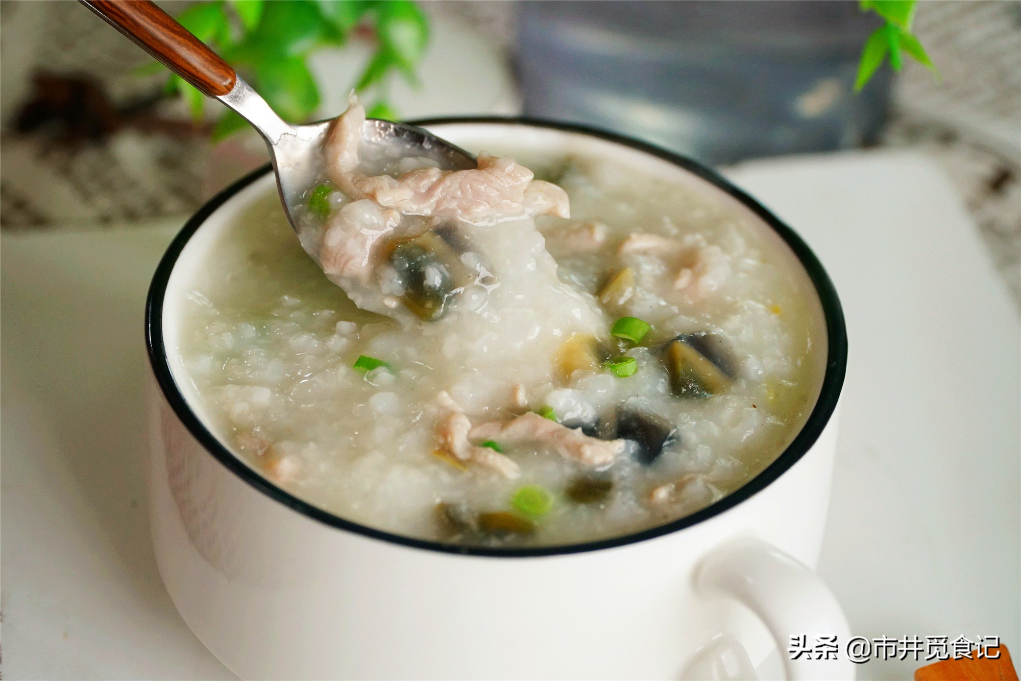 皮蛋瘦肉粥，早餐店用了十几年的老做法，早学早会，不腥香的很