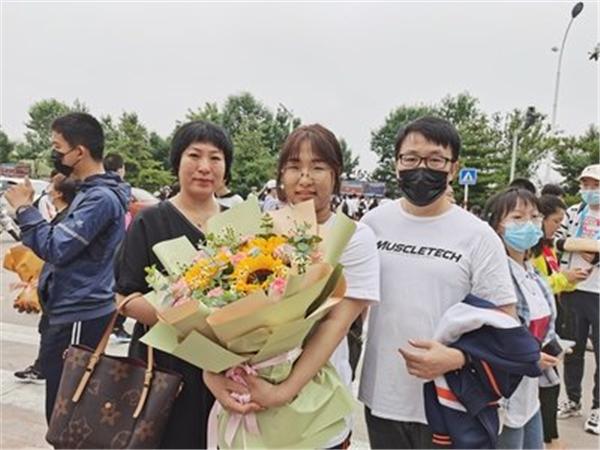 女儿高考分数超600，妈妈开心到喝断片，这种“丢人”谁不想体验