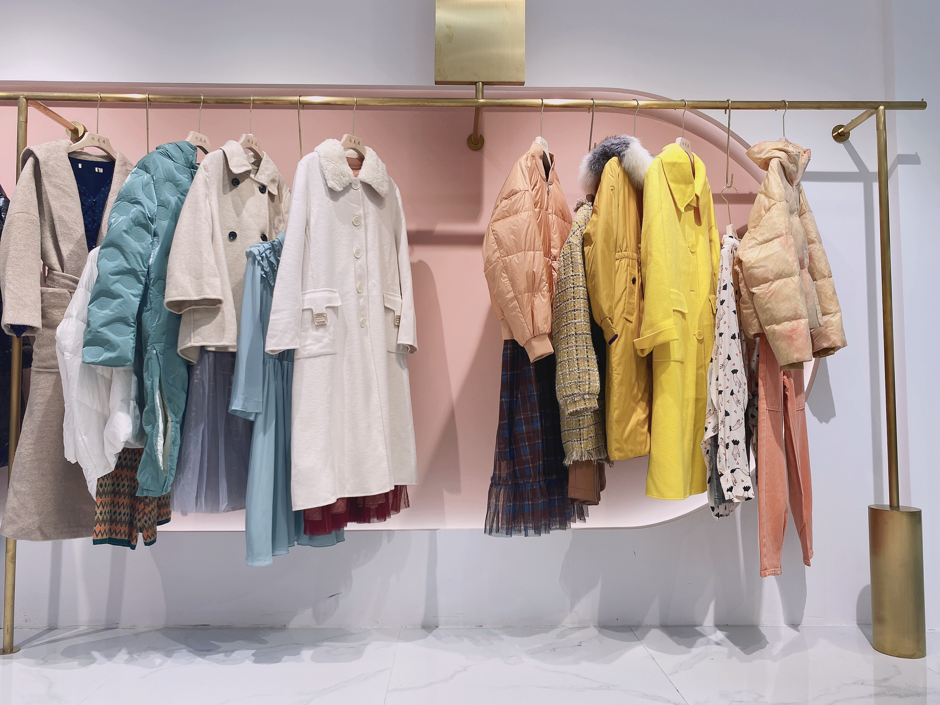 批发羽绒服女装哪里进货(蒂言冬款品牌折扣潮牌羽绒服女装折扣走份