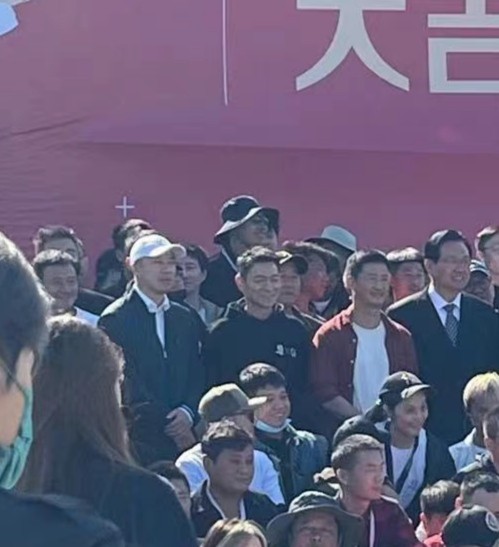 吴京新电影开机照曝光，刘德华站C位，张丰毅个子突出太抢镜