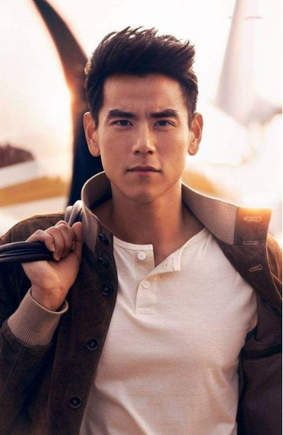 2米42中国第一巨人，结婚20年没孩子，1米6娇妻称：不方便