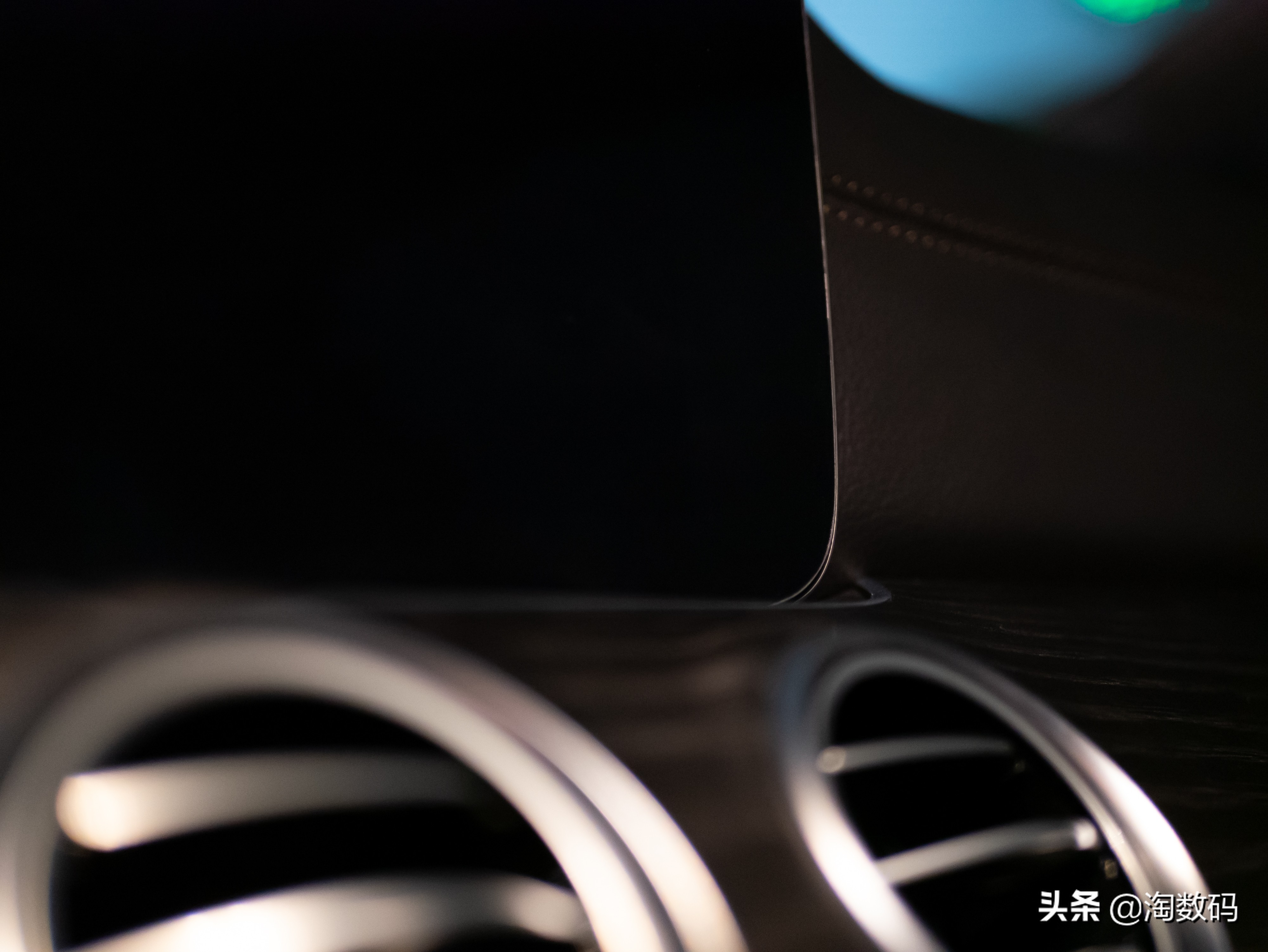 是屏幕就要贴个膜：2021款E300L廉价百元钢化膜安装实测