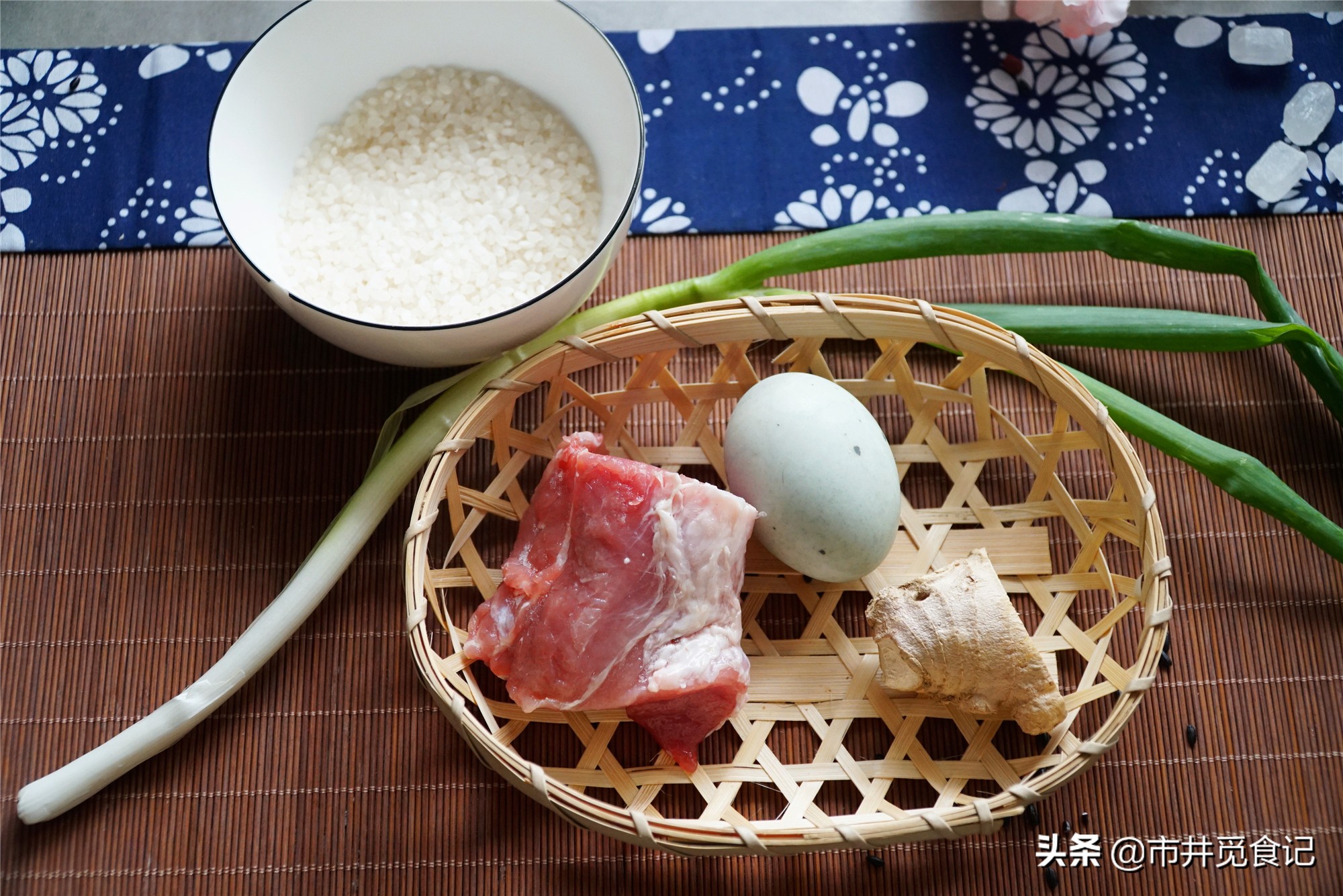皮蛋瘦肉粥，早餐店用了十几年的老做法，早学早会，不腥香的很