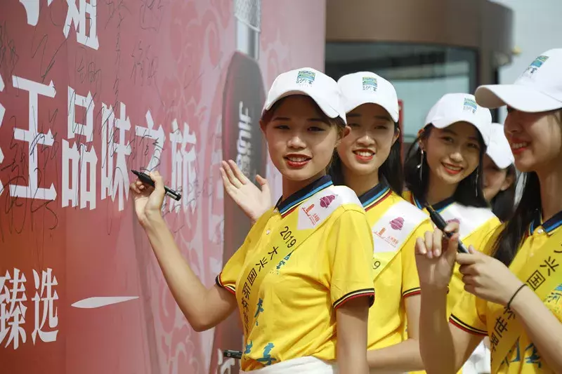 世界旅游小姐畅游巴彦淖尔，美女＋美景，保证让你看花眼