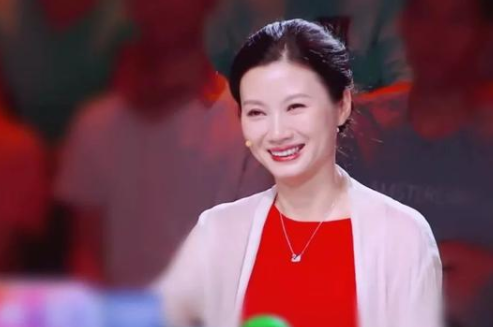 “最美女教授”魅力真大，为听一堂课，学生抢着选课，站着听课