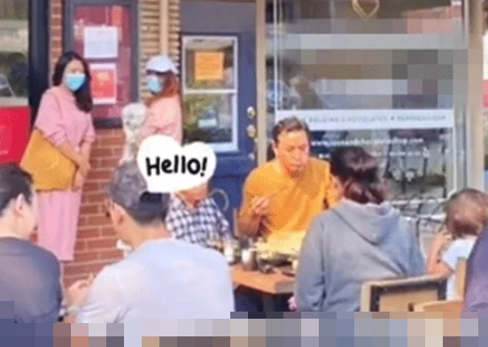 吴彦祖一家四口路边摊吃饭，毫无明星架子，合照被吐槽长相太普通