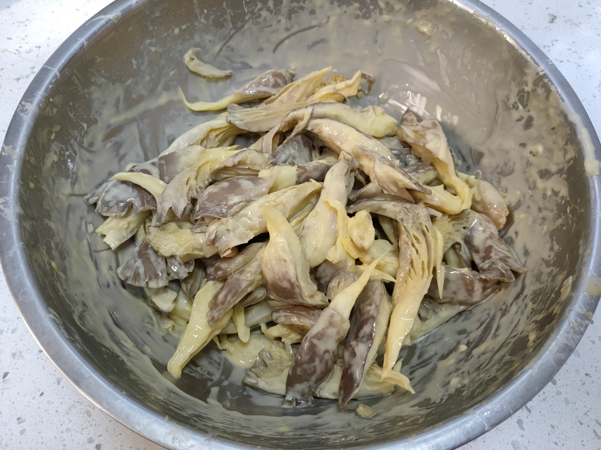 做干炸蘑菇，面糊是关键，多加两样，又香又酥又脆，好吃不回软