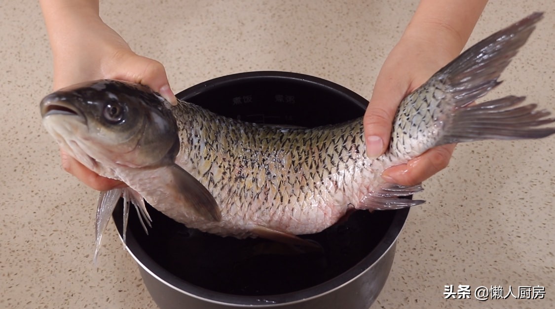 家常炖鱼的做法步骤(鲜嫩入味，家常炖鱼的精湛烹饪手法)