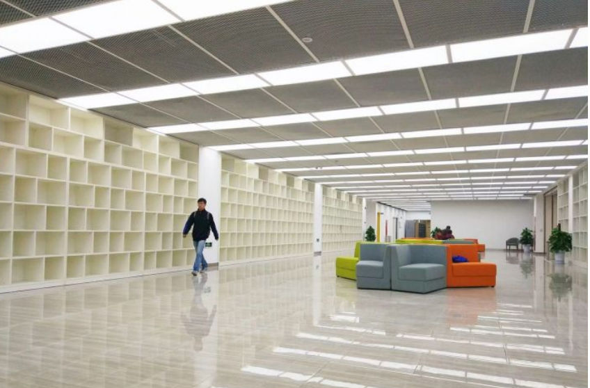 中国第一所培养喝酒的大学，酒量不好别报，学生喝着五粮液上课