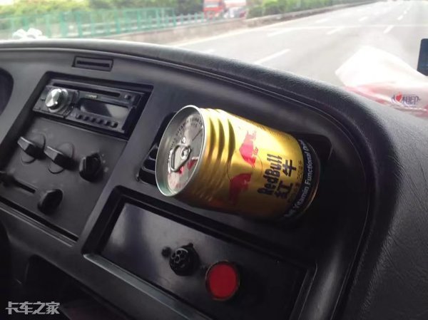 夏天驾驶室里必备3种消暑“神器”，卡友：卡车原厂标配这么难？