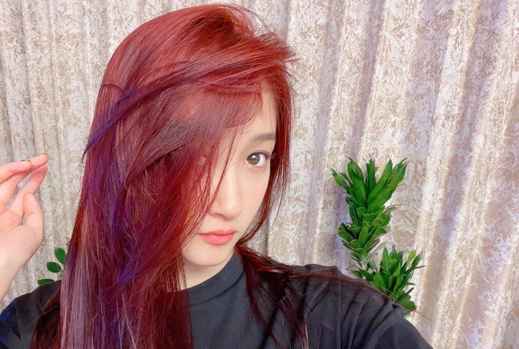 关晓彤染一头蓝发再上热搜,五官精致太显白了,发质看着也挺好