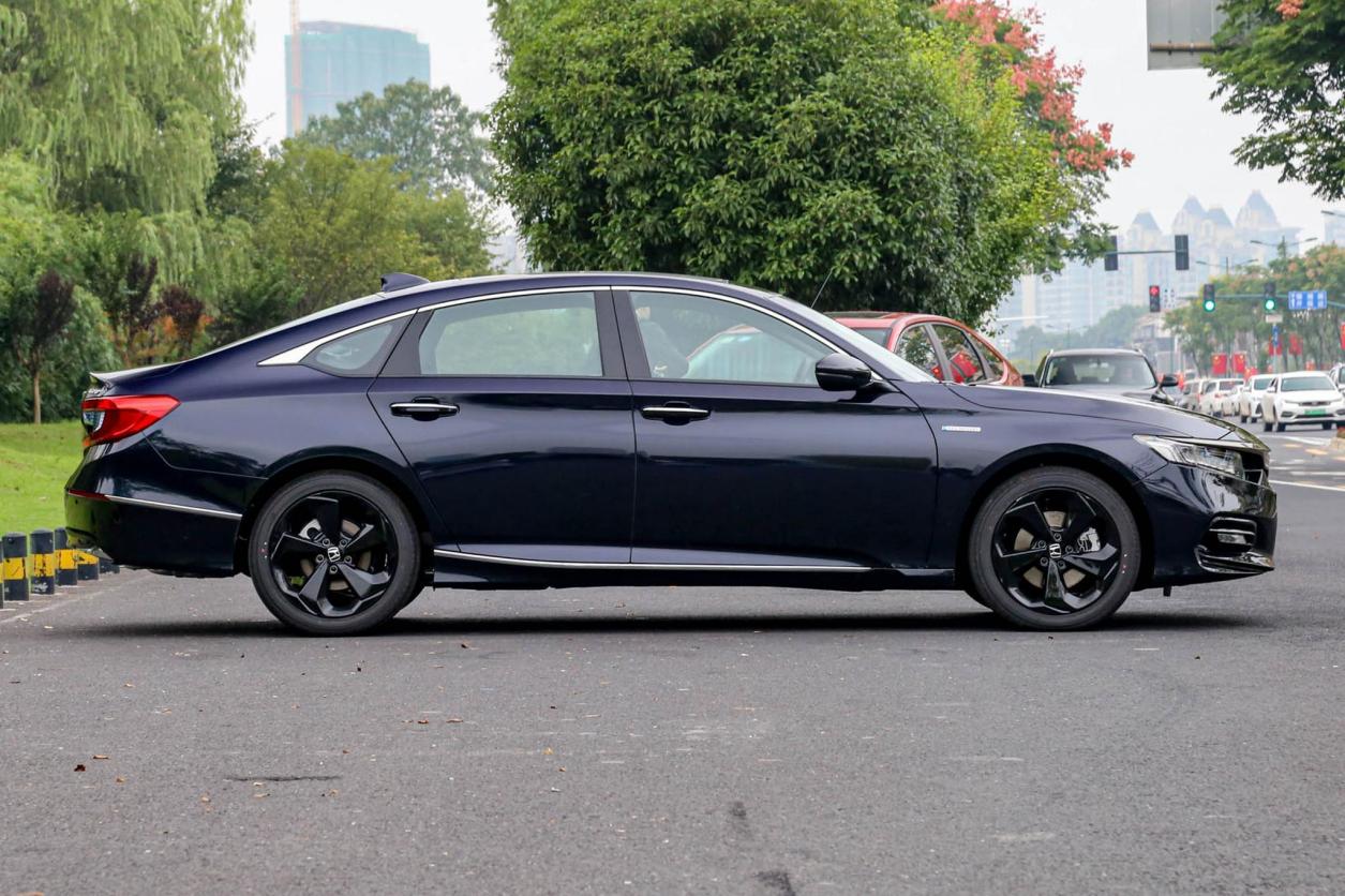 开完本田雅阁，再换上大众迈腾，车主：终于明白日系与德系的差距