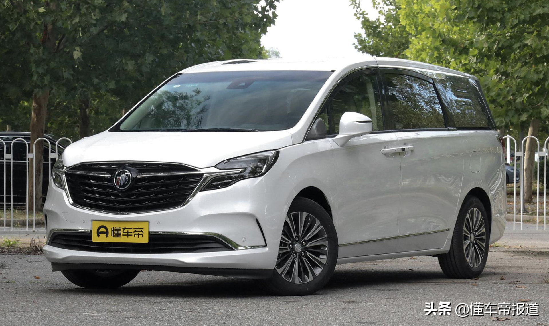 79万起,新款别克gl8 es陆尊实车亮相,竞争丰田赛那