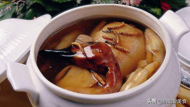 中国国宴菜是四菜一汤，现行人均标准200元，国宴更注重保健养生