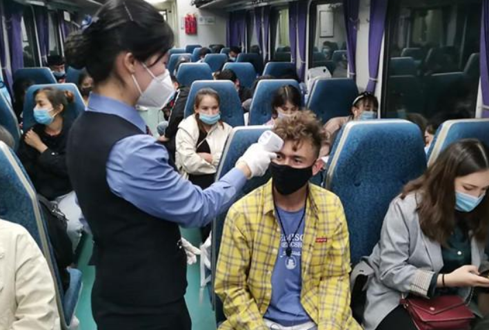 大学生迎来“坏消息”，封闭式管理引争议，直言：网课不香吗？