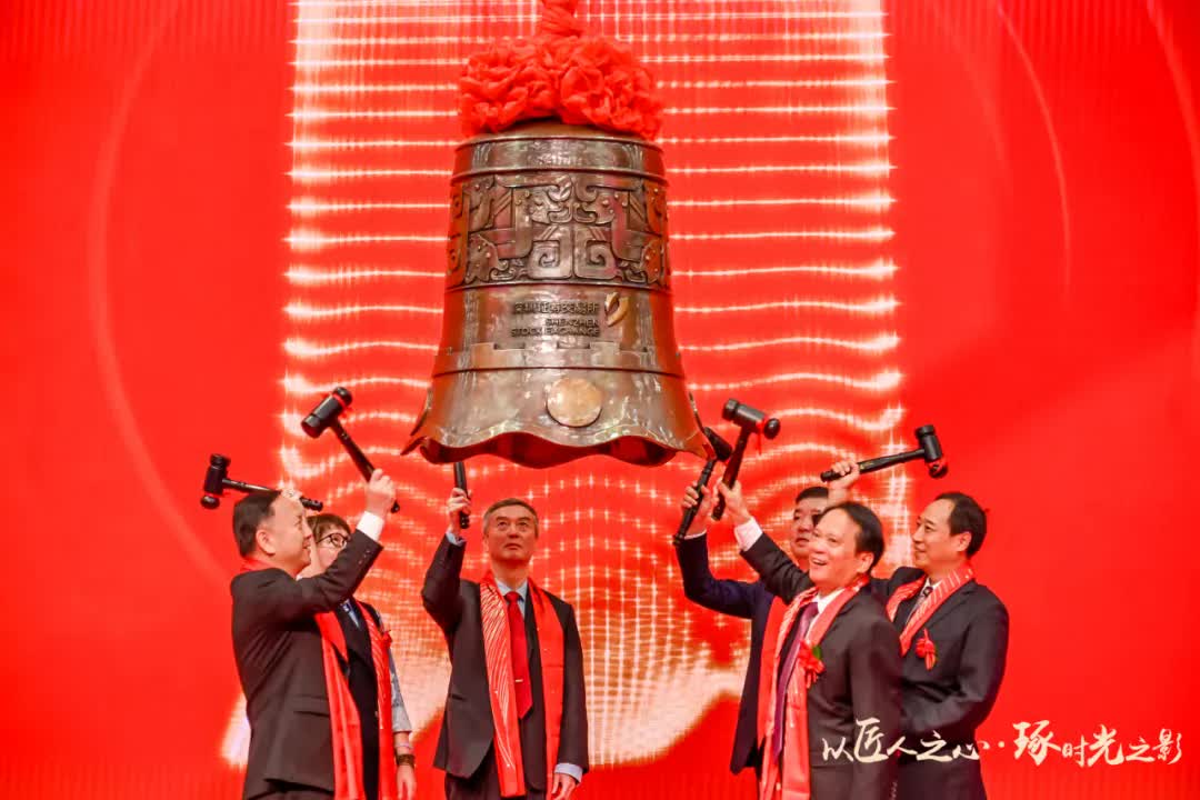 东鹏上市敲钟，为何他被选上？丨上篇