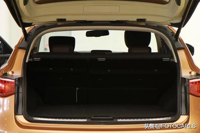 英菲尼迪FX37 3.7L V6实拍，让宝马X5/Q7吃灰的异类，售价79.9万