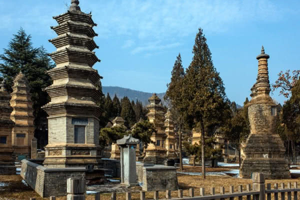 中岳嵩山少林寺图片(河南的少林寺，每年有那么多游客去游玩，为何很少有回头客？)