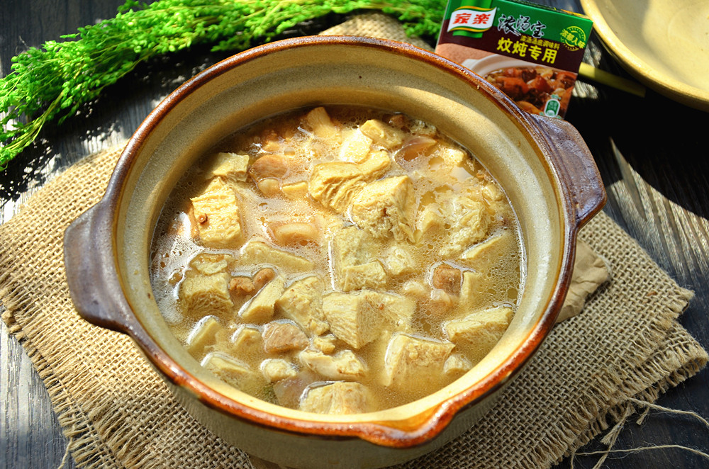 天冷就炖上一锅白菜炖冻豆腐，连菜带汤一大锅，越吃越暖和