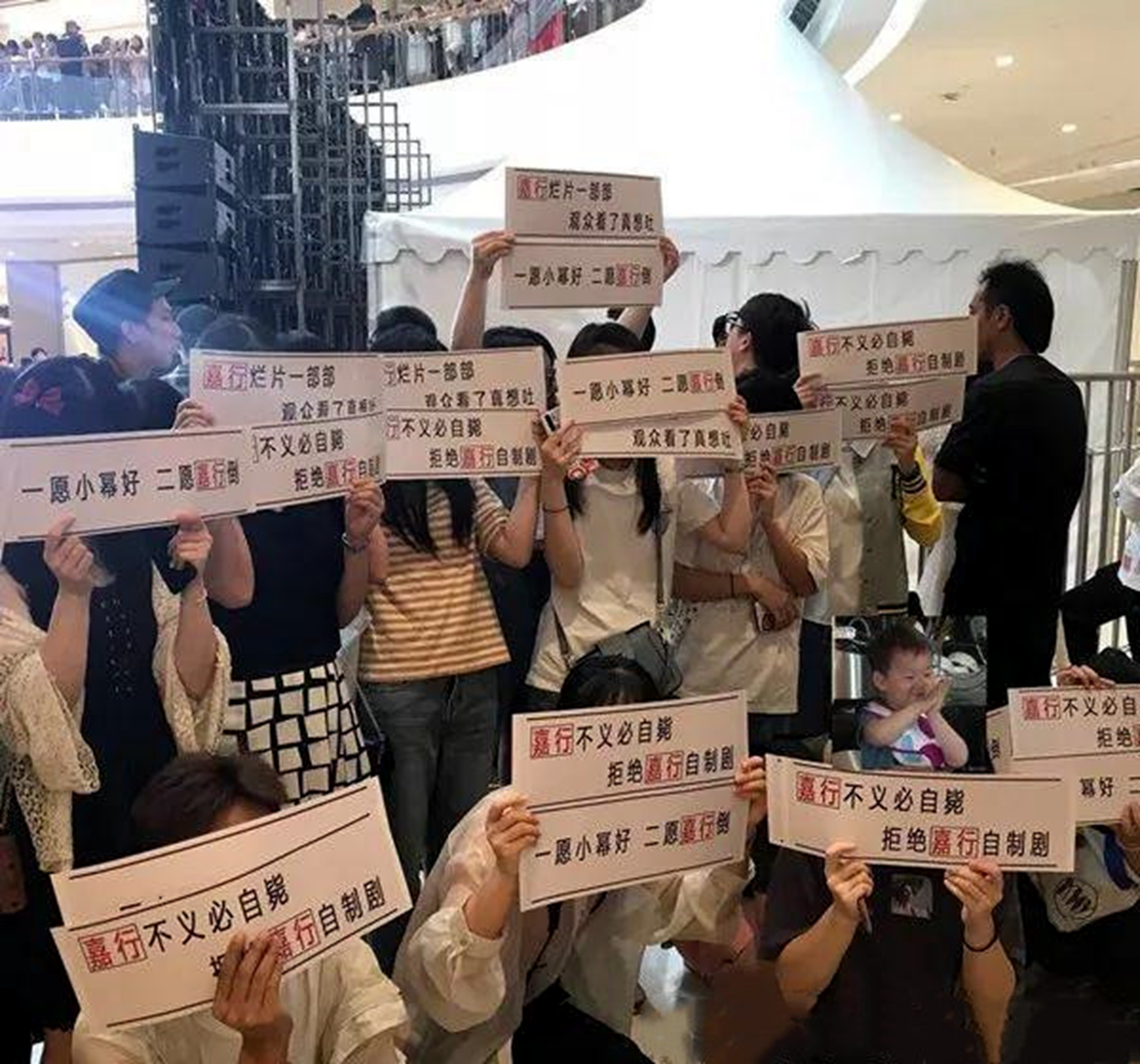 “7300万粉丝灰姑娘”迪丽热巴的“饭圈”专宠史