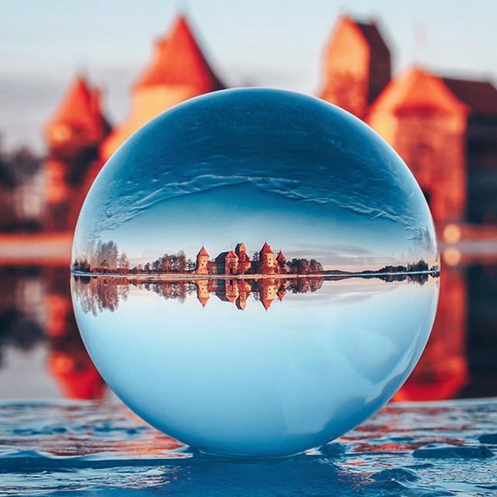 摄影师总带着一个很重的玻璃球,说用它可以拍摄出新奇的世界