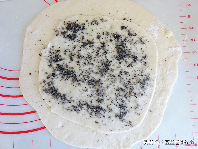 芝麻盐怎么吃（教你做又暄又软的黑芝麻千层饼）