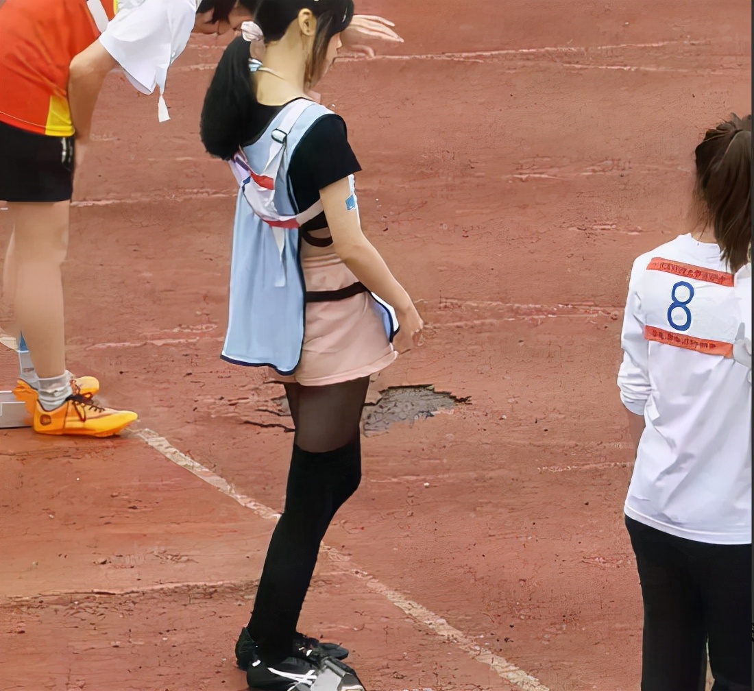 女大学生穿黑丝参加运动会，评论区骂声不断，结果打了不少人的脸