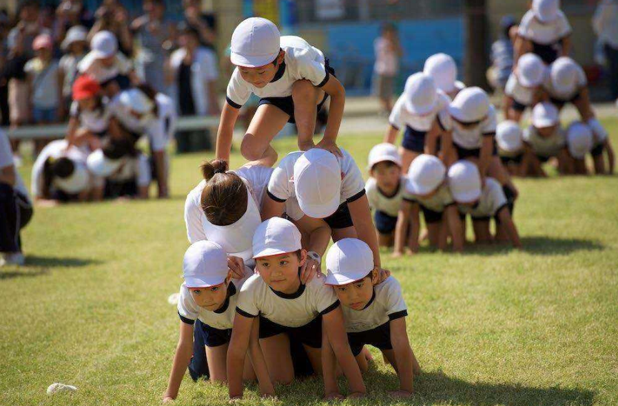 日本幼儿园裸体上课，是走在前沿的教育理念，还是单纯的变态呢？