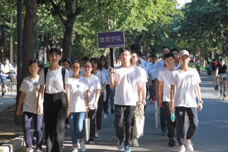 农学生挂科理由有多奇葩？西瓜被偷不算啥，油菜花被吹折太好笑了