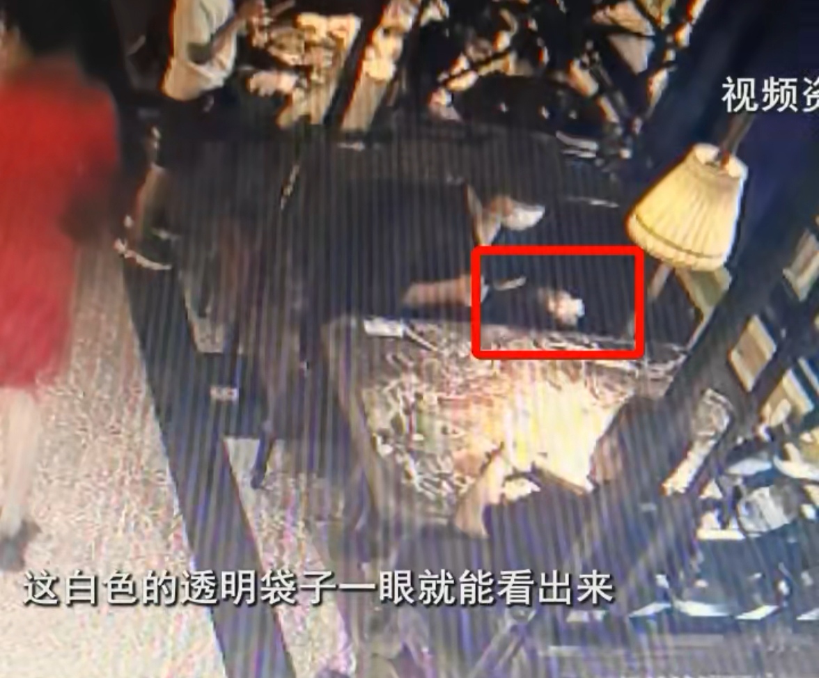 浙江杭州：女子在餐厅吃饭丢了治病的钱，服务员：我以为是垃圾