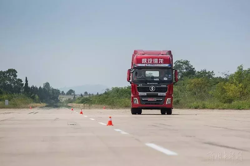 陕汽德龙X5000:用颜值和实力应战