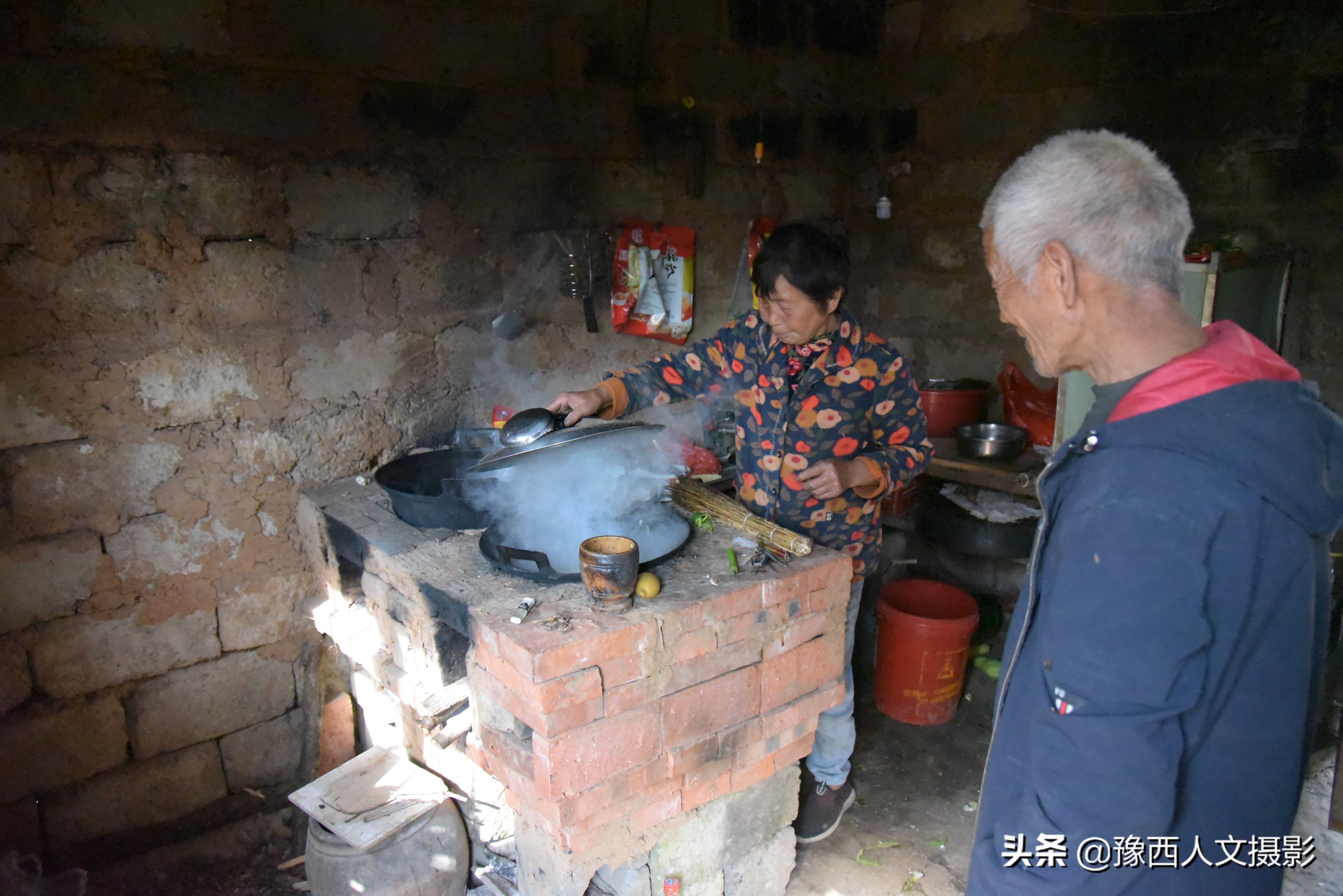 豫西深山里串门，给老两口送点小礼物，看他们拿什么招待稀罕客人